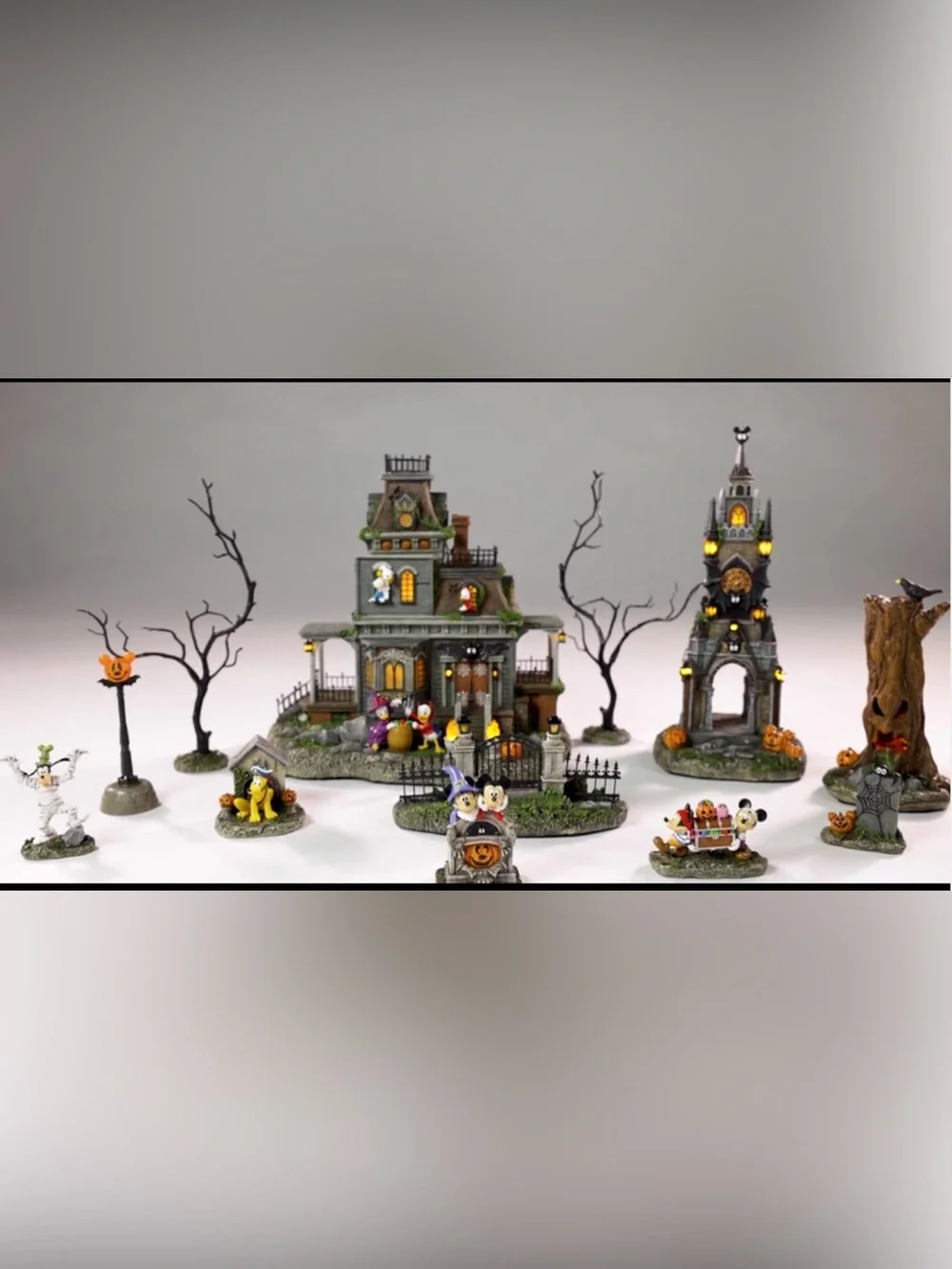 Disney Mickey & friends Halloween Village collection Set 12 pieces.